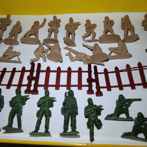 Plastic toy soldiers, set of 26