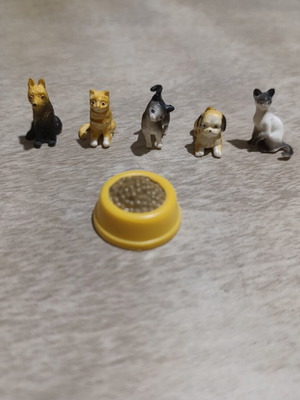 Schleich small animal figures set of 5 with food bowl like new