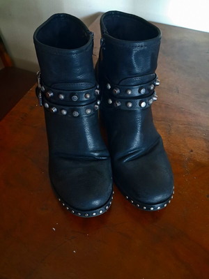 Women's boots size 39 black like new