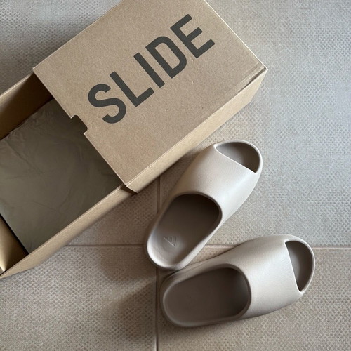 Adidas Yeezy Slides size 42, like new, beige unisex
