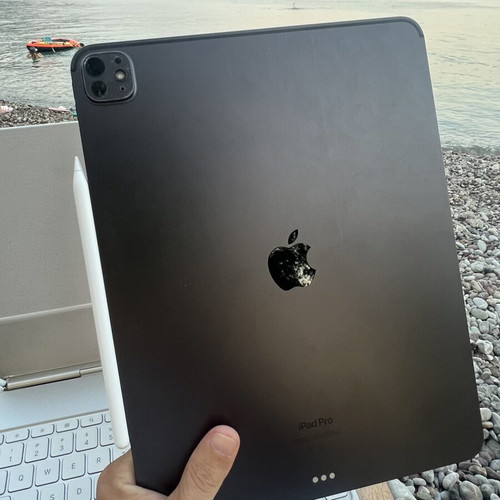 Apple iPad Pro M4 13” like new with keyboard, pencil, and accessories