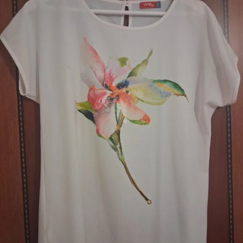 Blouse with embossed flower, like new, size M, white multicolor