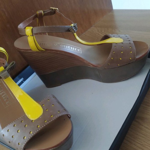 Juicy Couture leather women's sandal No40 like new, brown with yellow