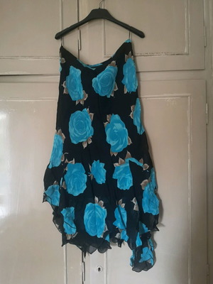 Grama Aris Vassiliadis skirt XL black with blue roses like new