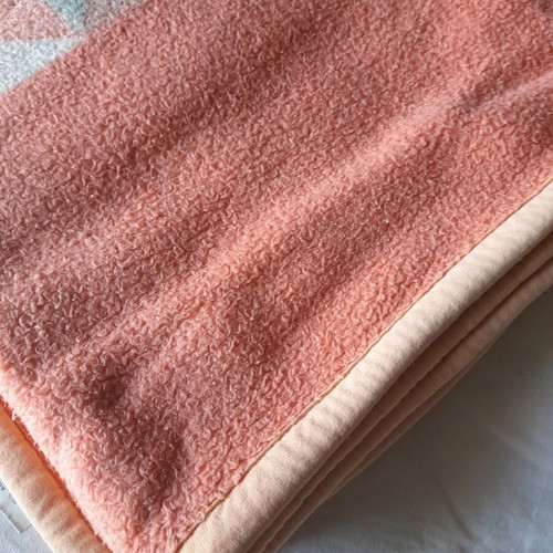 Single blanket used, suitable for single or small double bed