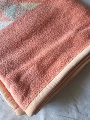 Single blanket used, suitable for single or small double bed