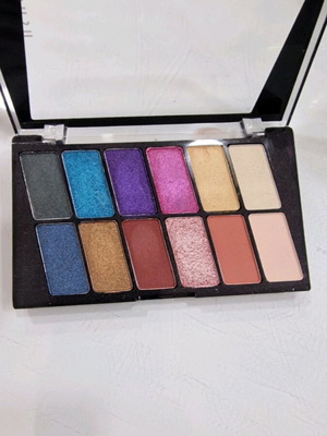 Eyeshadow palette used, only with brush