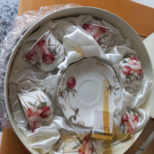 Porcelain tea cup set with saucers, floral design, pack of 6