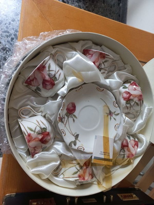 Porcelain tea cup set with saucers, floral design, pack of 6