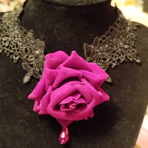 Choker with rose in like new condition