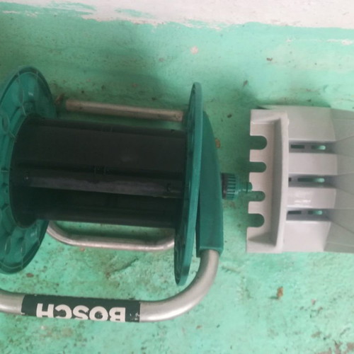 Water hose reel and plastic hose wall mount
