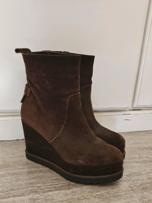 Mourtzi brown suede ankle boots used
