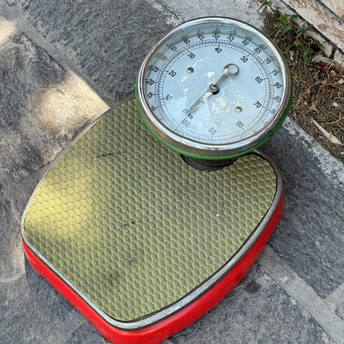 Vintage floor scale used with analog display, red/green
