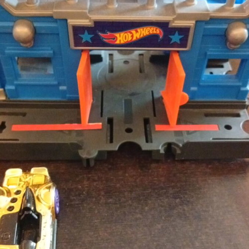 Hot Wheels small track like new with 2 cars