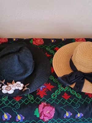 Women’s hats used, straw, size L, set of 2