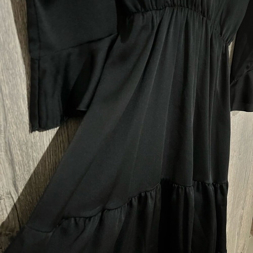 Midi dress like new, black with V neckline and ruffles