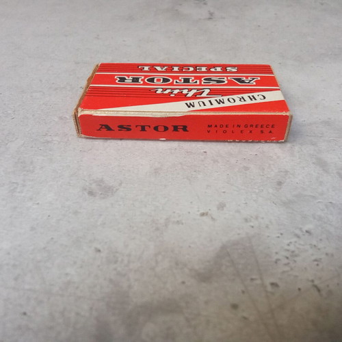 Package of vintage Thin Astro Special collectible razors new, 1980s