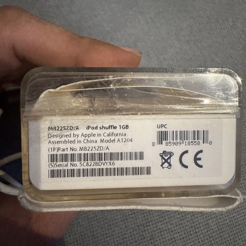 iPod Shuffle 1GB and iPod Touch 2nd Generation used, for repair or parts