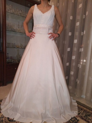 White wedding dress with strap and bust like new