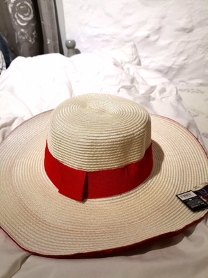 Hat new white-beige with red fabric and adjustable size