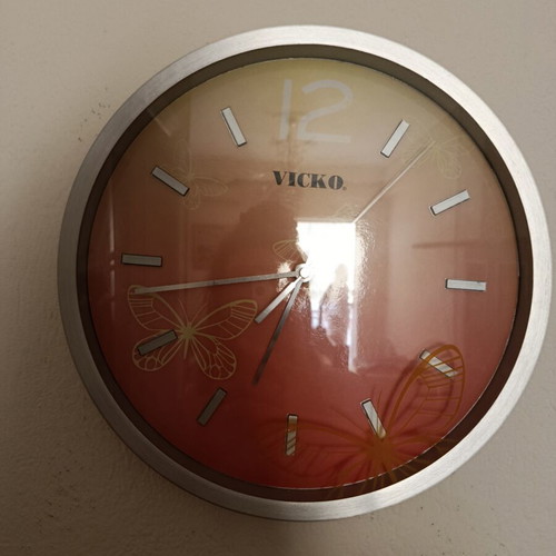 Vicko wall clock analog, like new, battery powered