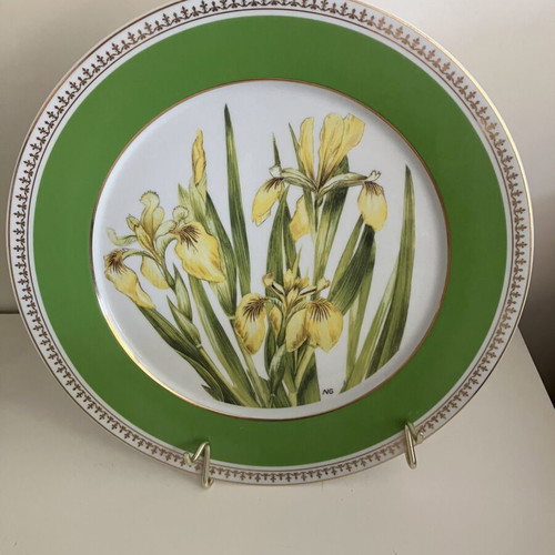 Porcelain plates like new with artistic design, 30cm diameter