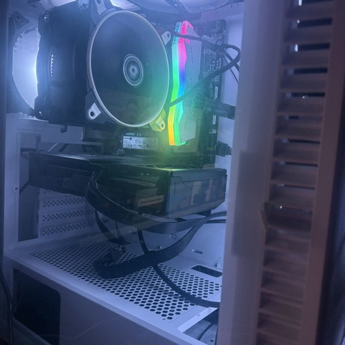 Gaming PC Ryzen 5 7600X RX 9060 XT 16GB like new