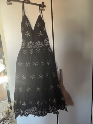 Zara black midi dress with embroidered flowers XS new