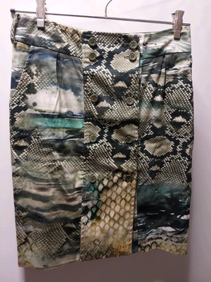 Printed skirt size 36 like new Lola multicolor with buttons