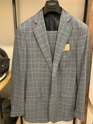 Gutteridge men's suit like new, jacket 54, trousers 52, blue