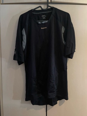 Reebok T-shirt φορεμένη λίγες φορές, μέγεθος M, μαύρο