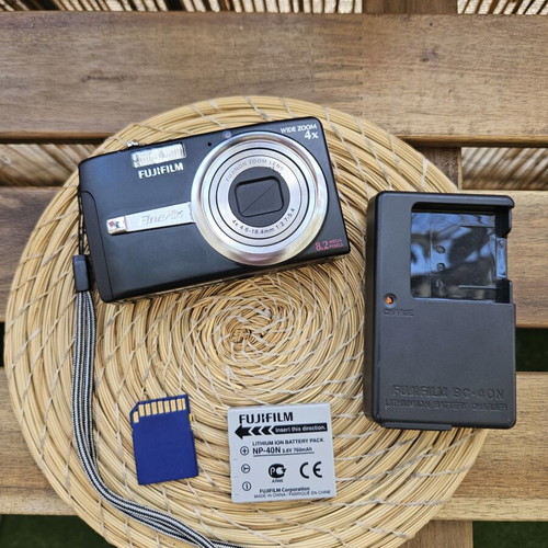 Fujifilm FinePix F480 8.2MP digital camera bundle, black