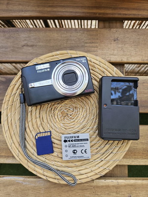 Fujifilm FinePix F480 8.2MP digital camera bundle, black