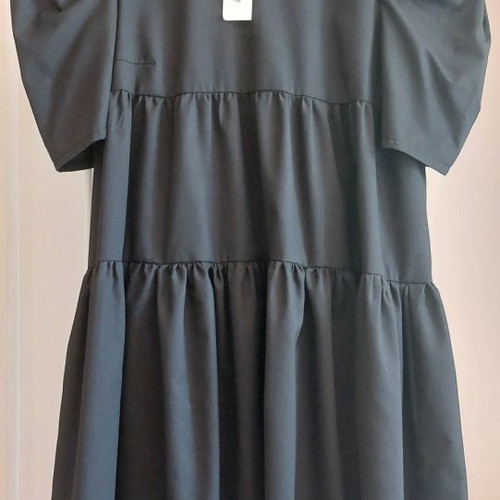 Workshop dress new, size M, black with impressive sleeves