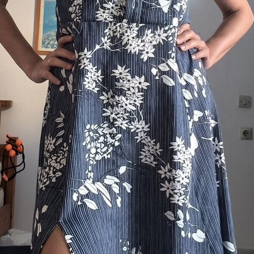 Maxi floral dress medium size like new, Queen Fashion, blue multicolor