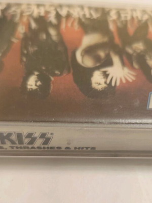 Kiss Smashes, Thrashes & Hits 1988 cassette like new, rock