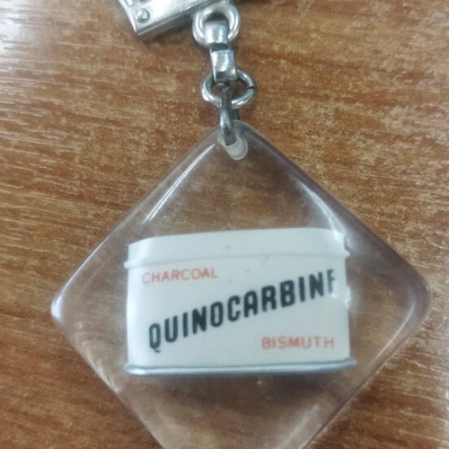 Vintage keychain like new with metal Quinocarbine pharmaceutical box