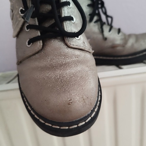 Lelli Kelly boots size 32 used, gold color