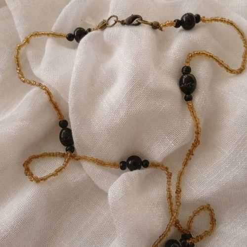 Necklace with black and beige stones like new