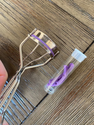 Tweezerman eyelash curler used with two new pads
