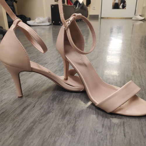 Beige sandals made of faux leather like new, size 37, 9cm heel