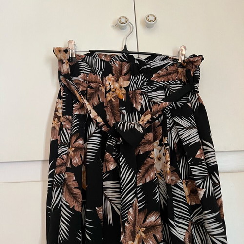 Floral pants like new with side slit and belt, size L