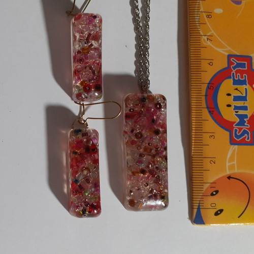 Set of two handmade parallelogram-shaped pendants and earrings with resin and glass beads