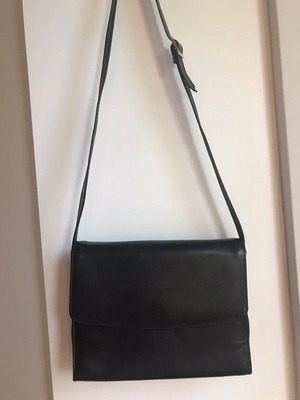 Leather women's classic shoulder bag used, black