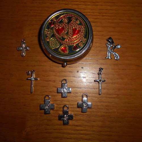 Necklace crosses used, 7 pieces, 1 monogram and metal storage box