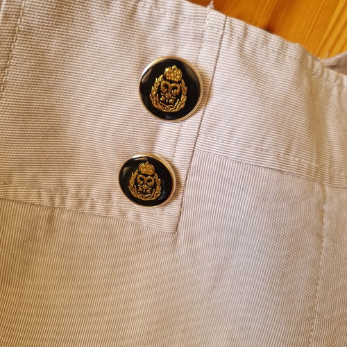 Beige Bermuda shorts size S like new with vintage buttons