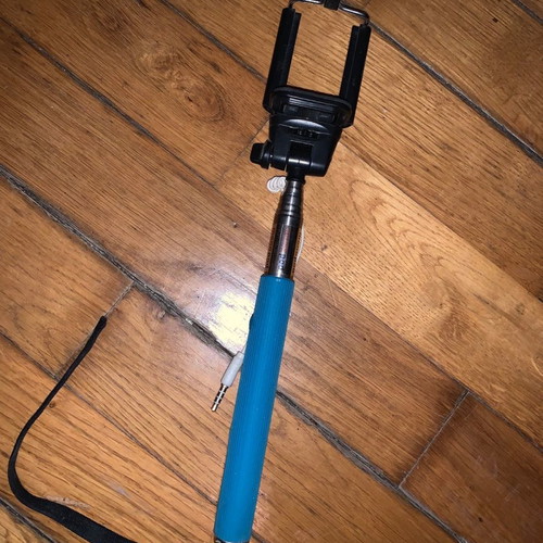 Selfie stick lightly used