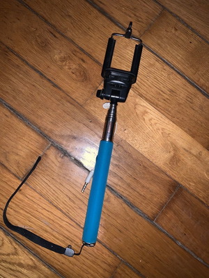 Selfie stick lightly used