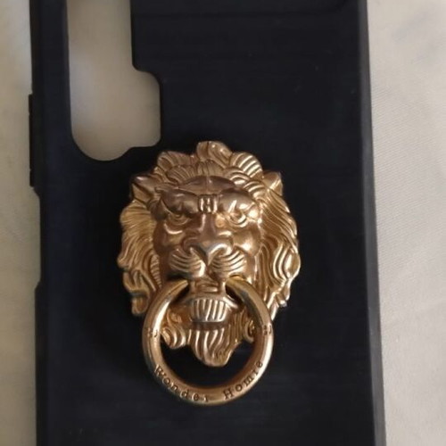 Huawei Nova 5T case with decorative lion and metal ring like new