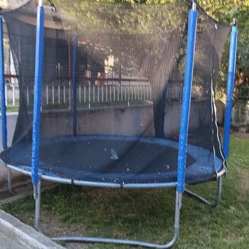 Trampoline 2.40x2.40 like new for yard or house